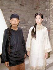 《艾米丽在巴黎2》杀青 莉莉·柯林斯与女二相拥 2021-08-05 近日，美剧《艾米丽在巴黎》第二季正式杀青，一组杀青照同时释出。